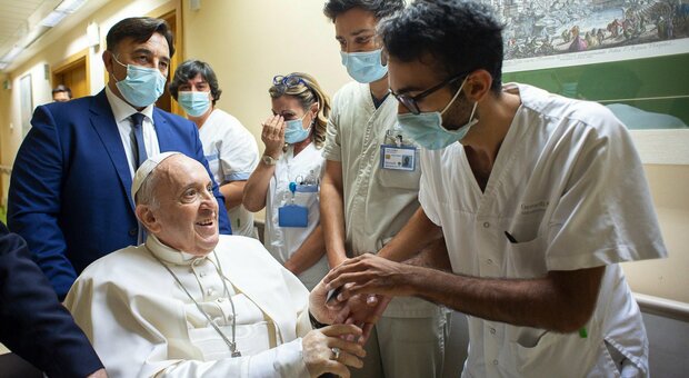 Papa Francesco come sta? Ricoverato al Gemelli fino a domenica, i medici: «Prudenza»