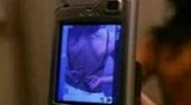 Chat a luci rosse con la bimba di 11 anni per avere sue foto intime: a processo un 34enne