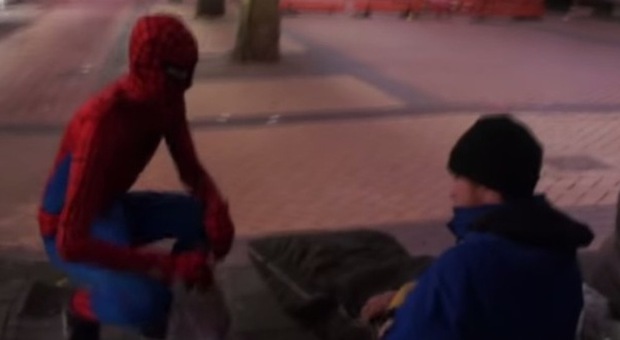 Il barista che di notte si trasforma in Spiderman per regalare cibo ai senzatetto