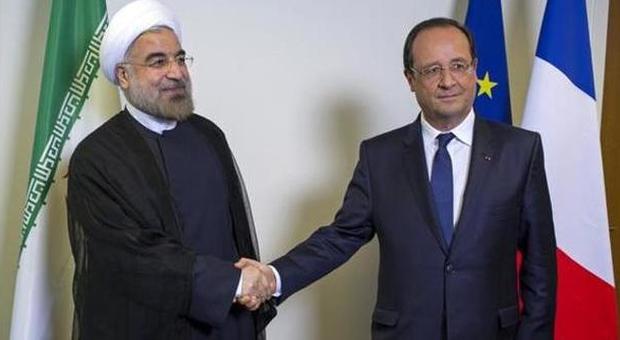 Salta il pranzo di lavoro tra Hollande e Rohani: litigio sul vino, il presidente iraniano non lo vuole a tavola