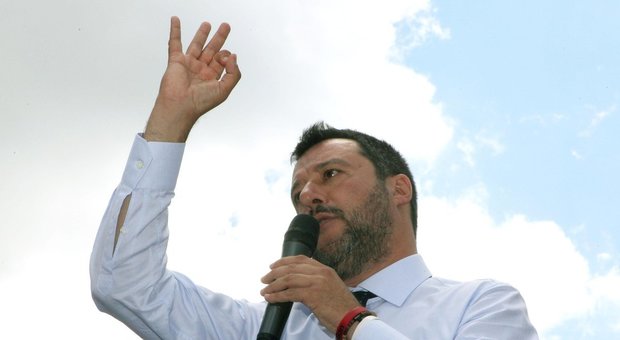 Il ministro dell’INterno Matteo Salvini alle prese con una grigliata