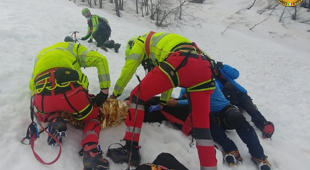 Scialpinista travolto da una valanga, estratto dalla neve dal compagno d'escursione, ma è gravissimo