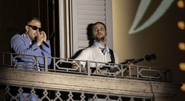 Livio Cori si affaccia su un balcone di Milano e dice grazie alla sua famiglia: «Senza di loro mi sarei perso. Napoli ti insegna a cadere»