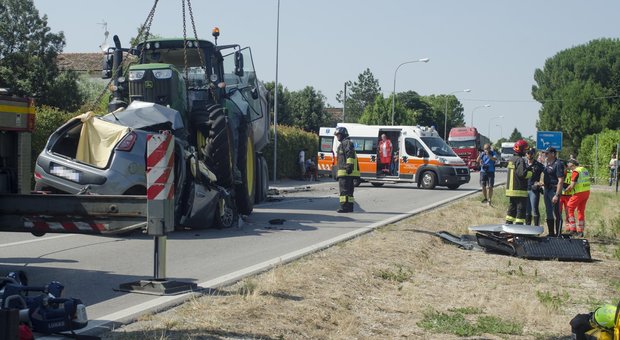 Auto si scontra con un trattore: tre morti a Ravenna