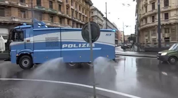 Coronavirud a Napoli, gli idranti della polizia per sanificare le strade di Scampia