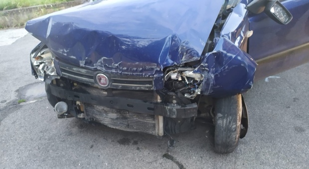 Napoli: auto si schianta su una centralina a Scampia, 38enne in prognosi riservata