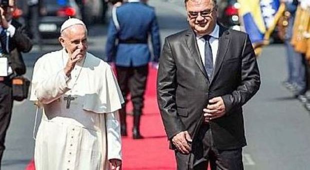 Papa Francesco a Sarajevo per la pace: «Mai più la guerra. No a chi cerca lo scontro di culture»