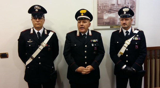 Il luogotenente Amedeo Mauro (al centro) durante la conferenza stampa