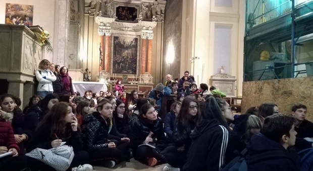 Studenti in ascolto nella basilica di Sant'Agostino