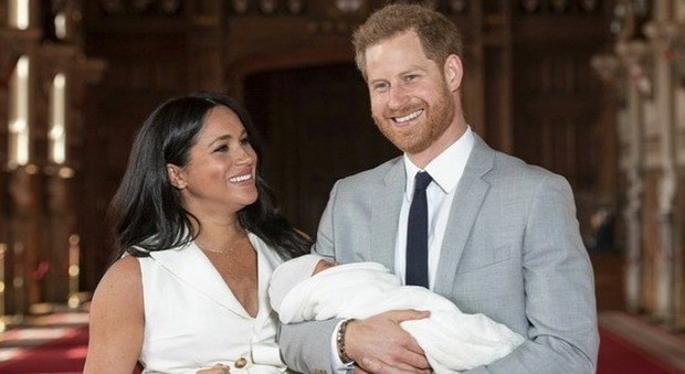 Royal baby, il principe Harry e il messaggio segreto per Meghan prima di apparire in pubblico con il bimbo