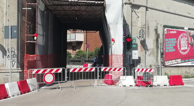 Pesaro, ponte da demolire e rifare, chiude il sottopasso: più di un mese di passione per il traffico