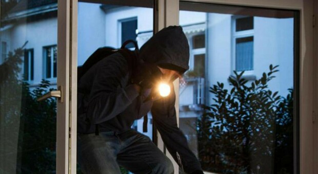 I ladri sono penetrati da una porta finestra