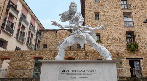 Horizon Forbidden West, a Firenze una statua di Aloy celebra l’arrivo del videogioco