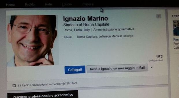 Roma, Marino su Linkedin dimentica di essere sindaco: da Twitter lo punzecchiano, lui rimedia