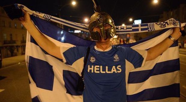 Un tifoso greco festeggia il passaggio del turno