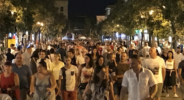 Pescara, presenze boom per la notte bianca: a migliaia lungo la riviera