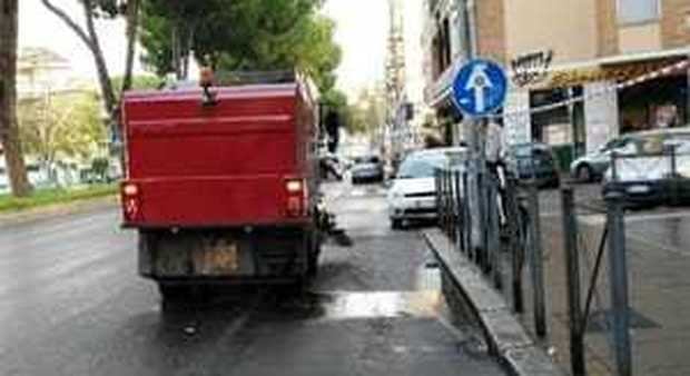 Roma, morì sotto il camion Ama, autista nei guai: non si fermò neanche a prestare soccorso