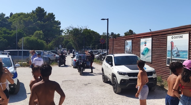 Allarme a Portonovo: «Un uomo prende il sole con la pistola fra le gambe». Braccato e denunciato un 33enne