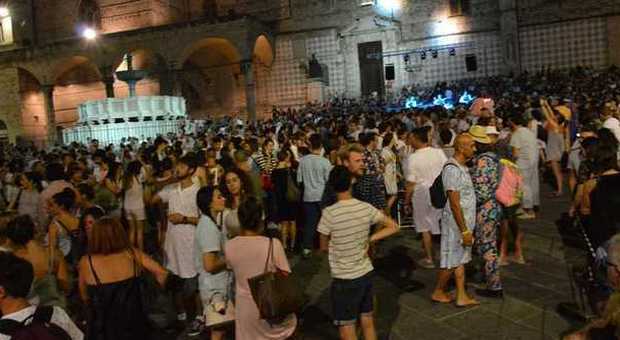 A Perugia in piazza col pigiama, erano più di mille