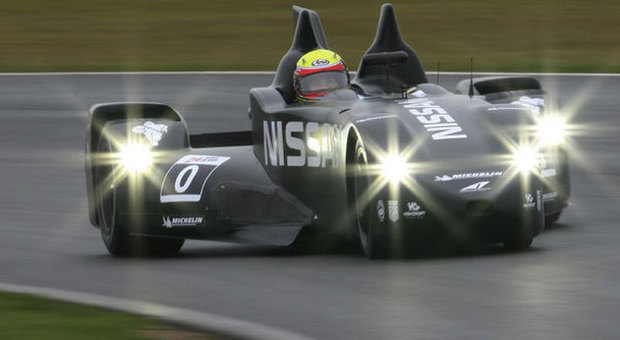 La Nissan DeltaWing con gli pneumatici Michelin ibridi impegnata sul circuito di Le Mans