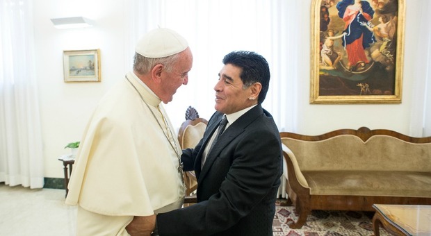 Maradona, lutto nazionale in Argentina. L'ultimo abbraccio di Papa Francesco: prego per lui