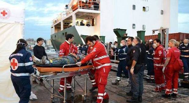 Immigrazione, nave Driade recupera 560 profughi: operazione di soccorso nel canale di Sicilia