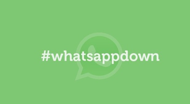 WhatsApp down, ancora problemi per migliaia di utenti: "Bloccato, non manda i messaggi"