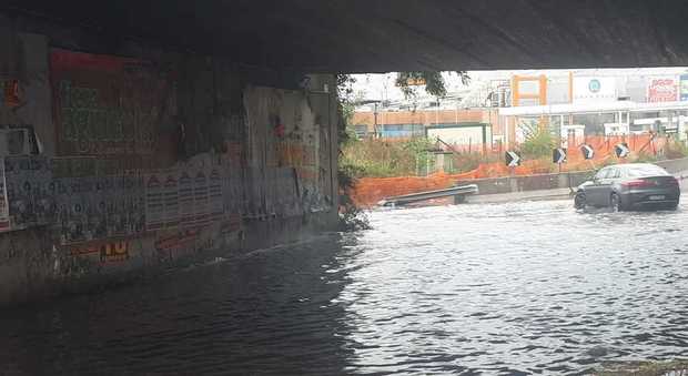 Bomba d'acqua su Napoli: il sottopassaggio della stazione Tav diventa piscina