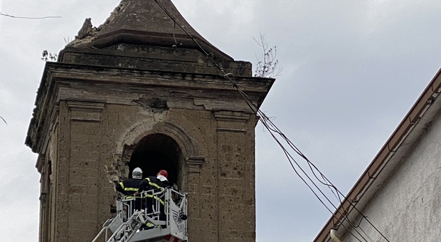 Fulmine sul campanile, strade chiuse a San Felice a Cancello