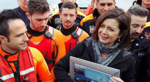 Migranti, Boldrini a Lesbo: «Se affonda la Grecia affonda la Ue»