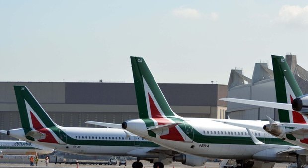 Raggi: «Roma non abbandona Alitalia, uniti per sostenere i lavoratori»