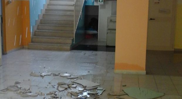 Frosinone, scuola allagata a Pontecorvo: crollano i controsoffitti. Indagano i carabinieri