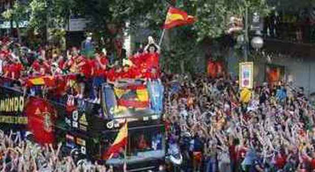 L'autobus dei campioni del mondo a Madrid (foto Victor R. Caivano - Ap)