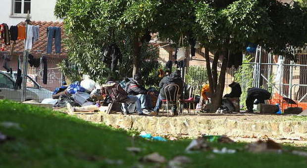 Colle Oppio, blitz della polizia Ripulita la favela davanti al Colosseo Sequestrato oltre un chilo di droga