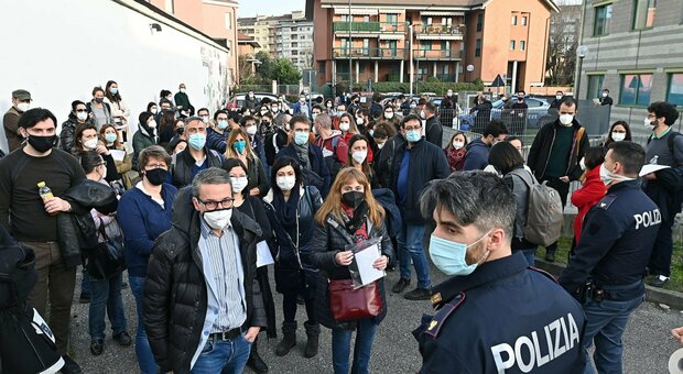 Vaccino, a Torino convocate per errore il doppio delle persone: tensione e assembramenti, interviene la polizia