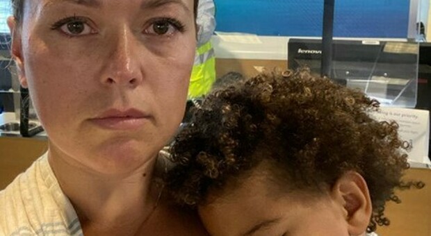 Madre e figlio sbattuti fuori dall'aereo perché il bambino non vuol mettere la mascherina. La compagnia: «Sono le regole»