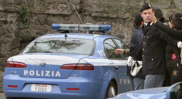 Napoli, aggredisce i poliziotti: arrestato dopo una colluttazione
