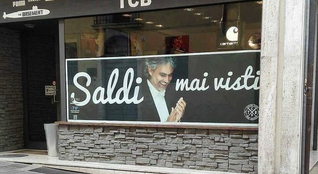 'Saldi mai visti' con la foto di Bocelli: raffica di polemiche contro il negozio