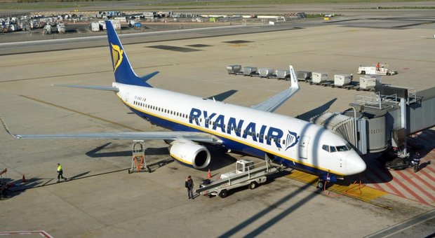 Volo Ryanair in ritardo di 10 minuti, poi però viene cancellato: addio matrimonio