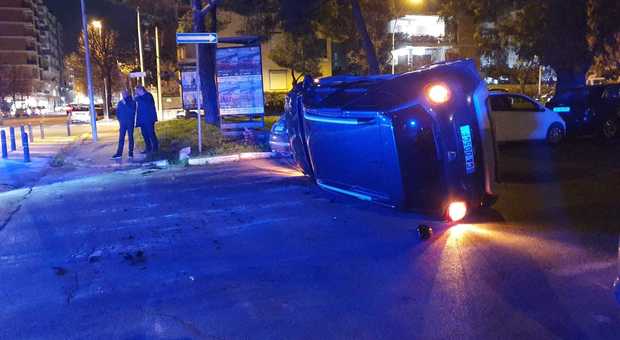 Incidente al "solito" incrocio vicino all'ospedale: auto capovolta, due feriti