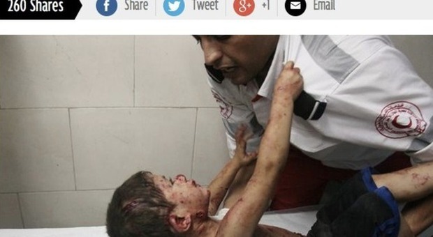 "Voglio mio padre": L'immagine choc del bimbo palestinese coperto di sangue