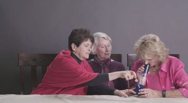 Tre nonne usano la marijuana per la prima volta e si mostrano in video