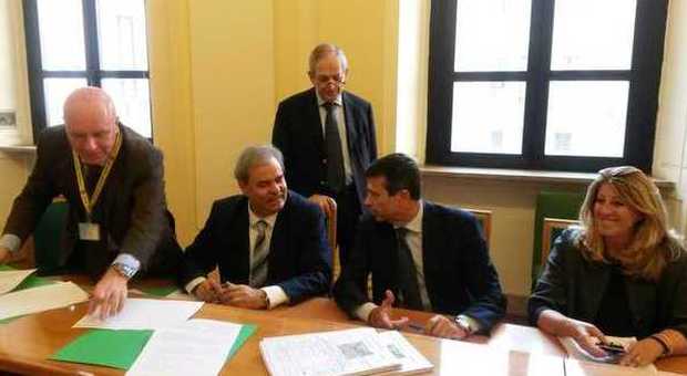 La firma dello studio di fattibilità avvenuta a Roma alla presenza del sindaco Achille Variati (a sinistra) e del ministro Maurizio Lupi