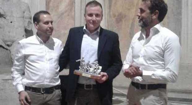 L'allenatore in seconda del Leodari Sole Vicenza, Matteo Boscari (al centro), premiato da Alberto Maraschi e Fabio Viviani