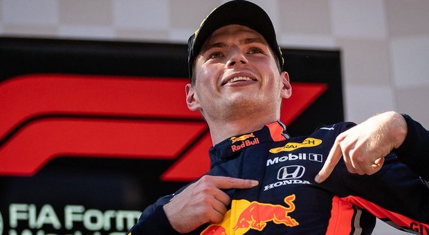 Max Verstappen si congratula con la Honda sul podio austriaco