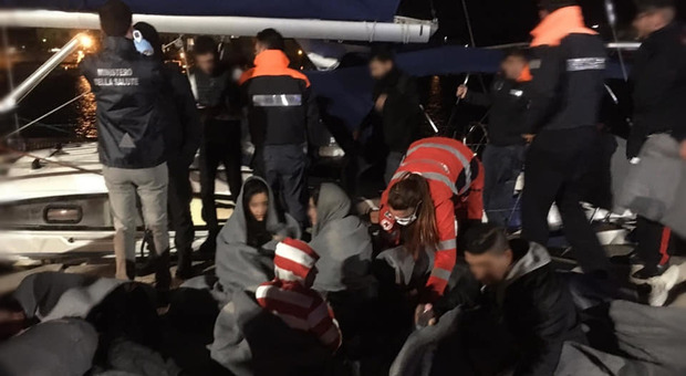 Sbarco a Leuca dopo due giorni in mare, 54 migranti curdo-iracheni in salvo