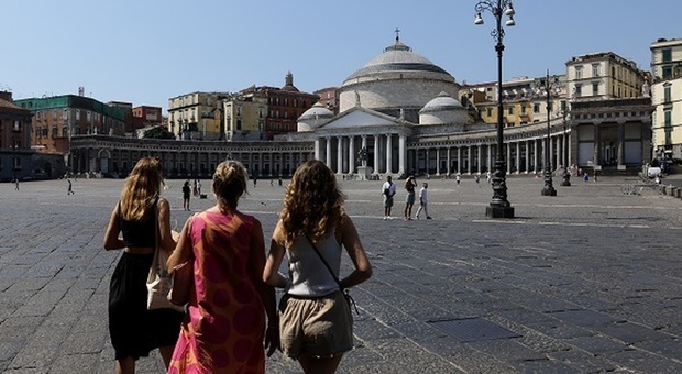 Ferragosto a Napoli: boom di turisti, bar e ristoranti senza personale