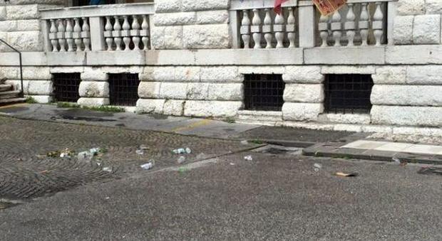 Palio, scempio in piazza: i turisti a spasso tra carte e bicchieri rotti