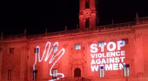 Femminicidio, il Campidoglio s'illumina di rosso poi flash mob, letture e canti