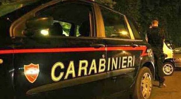 Militare ubriaco fa un incidente e prende a calci l'auto dei carabinieri